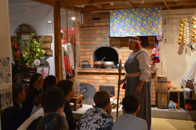 Учащихся гимназии № 1 имени Н. И. Феропонтова на экскурсии в музейно-этнографической школе