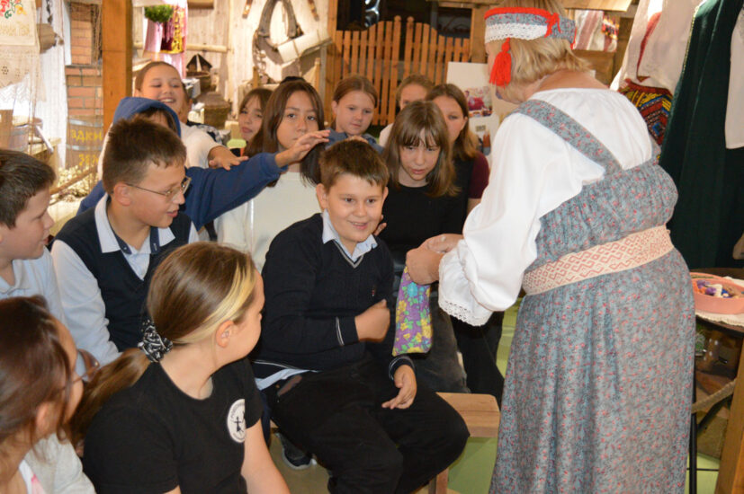 Учащихся гимназии № 1 имени Н. И. Феропонтова на экскурсии в музейно-этнографической школе