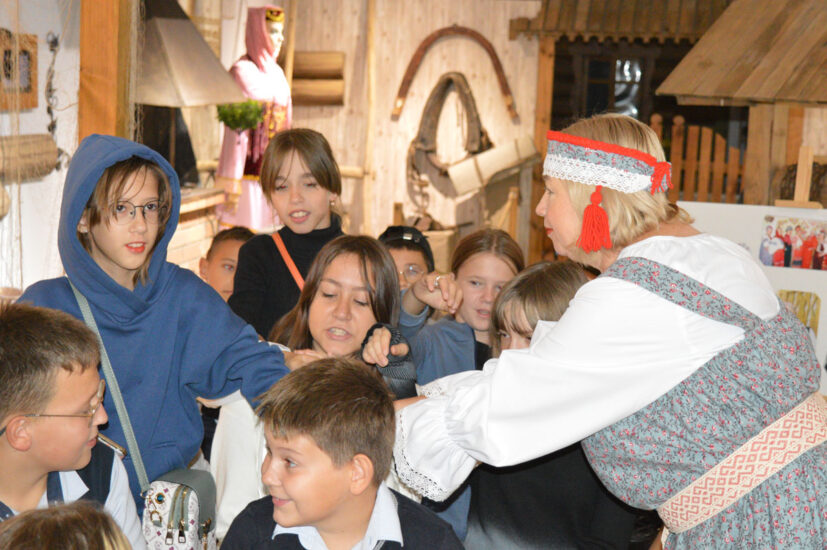 Учащихся гимназии № 1 имени Н. И. Феропонтова на экскурсии в музейно-этнографической школе