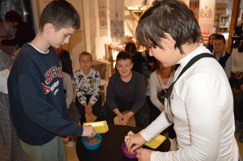 Учащихся гимназии № 1 имени Н. И. Феропонтова на экскурсии в музейно-этнографической школе