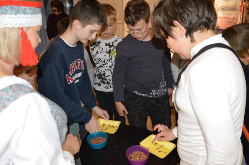 Учащихся гимназии № 1 имени Н. И. Феропонтова на экскурсии в музейно-этнографической школе