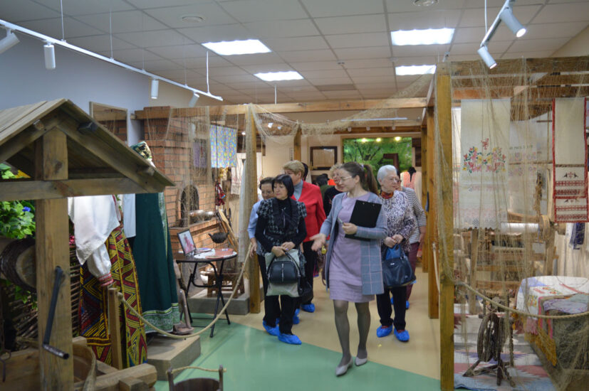 Ветераны Поволжского управления образования знакомятся с выставкой «Иголка, нитка и душа»