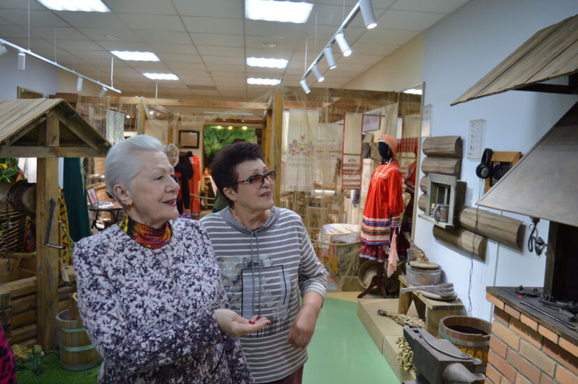 Ветераны Поволжского управления образования знакомятся с выставкой «Иголка, нитка и душа»