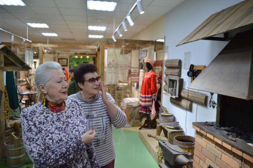 Ветераны Поволжского управления образования знакомятся с выставкой «Иголка, нитка и душа»